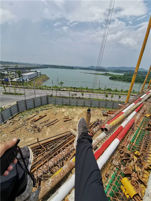 新都区作业中发生设备损坏或人员意外，责任怎么划分？